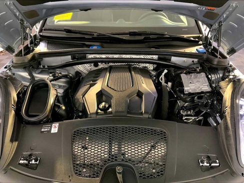 Certified 2025 Porsche Macan image 32