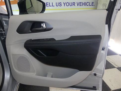 Used 2024 Chrysler Pacifica Touring-L FWD image 30