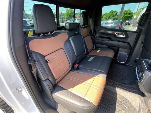 Used 2023 Chevrolet Silverado 1500 High Country w/ High Country Premium Package AWD/4WD image 28