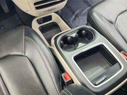 Used 2023 Chrysler Pacifica Touring-L FWD image 32
