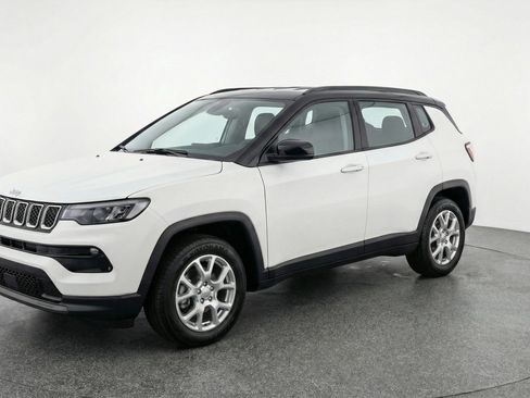 Used 2025 Jeep Compass Limited image 3