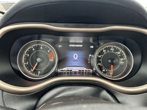 Used 2017 Jeep Cherokee Limited image 27