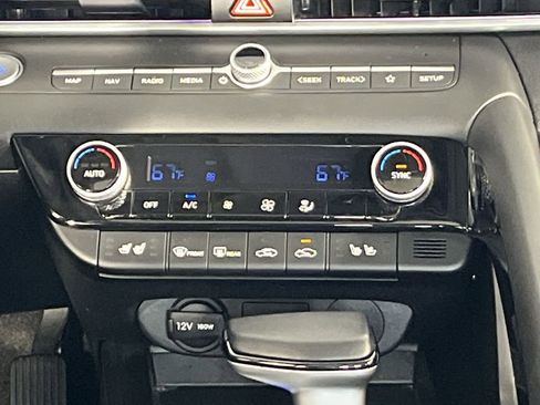 Used 2025 Hyundai Elantra Limited image 19