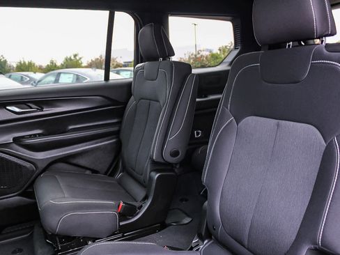 Used 2025 Jeep Grand Cherokee L Laredo RWD image 18