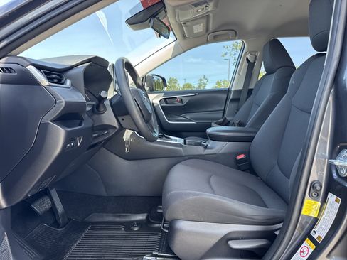 Used 2019 Toyota RAV4 LE FWD image 15