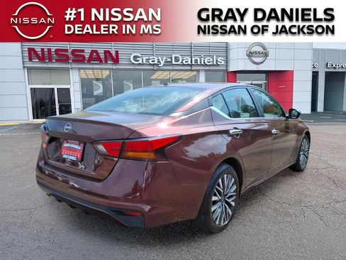 Used 2025 Nissan Altima 2.5 SV FWD image 7
