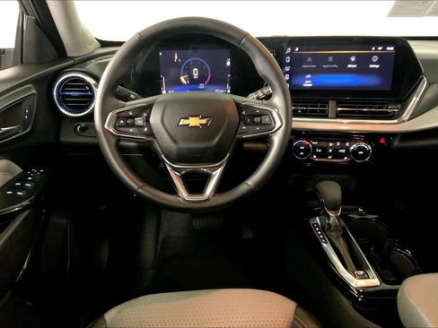 Used 2025 Chevrolet Trax LT w/ LT Convenience Package image 5