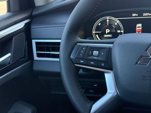 New 2025 Mitsubishi Outlander SE image 10