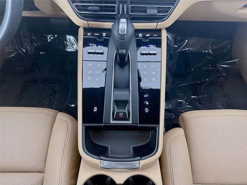 Certified 2025 Porsche Macan image 20