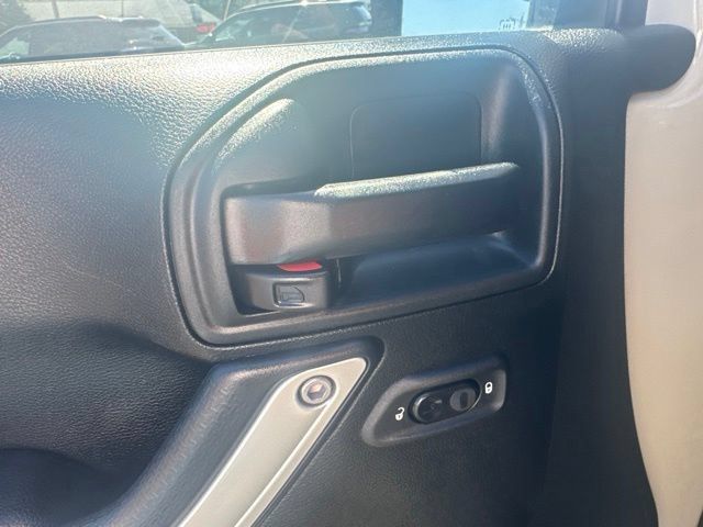 Used 2017 Jeep Wrangler Unlimited Sahara w/ Connectivity Group AWD/4WD image 14
