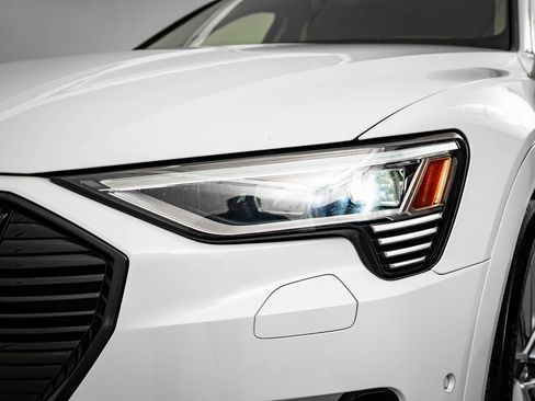 Used 2021 Audi e-tron Prestige w/ Prestige Package image 16