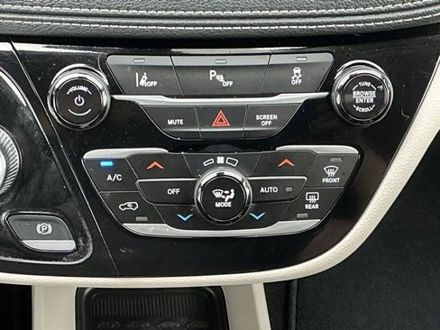 Used 2024 Chrysler Pacifica Select image 15