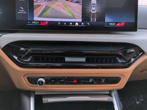 Used 2025 BMW 330i xDrive Sedan w/ Convenience Package image 30