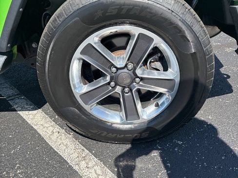 Used 2019 Jeep Wrangler Unlimited Sahara w/ Uconnect 4C Nav & Sound Group AWD/4WD image 13
