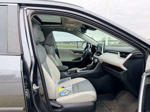 Used 2019 Toyota RAV4 Limited image 11