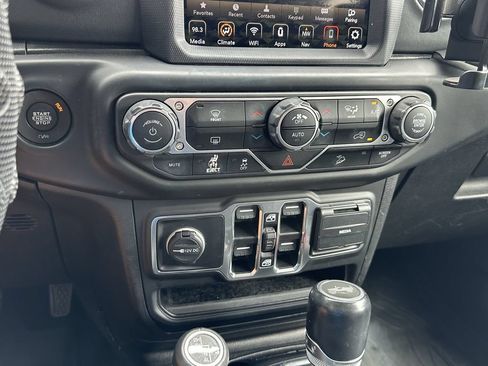 Used 2020 Jeep Wrangler Unlimited Sahara AWD/4WD image 28