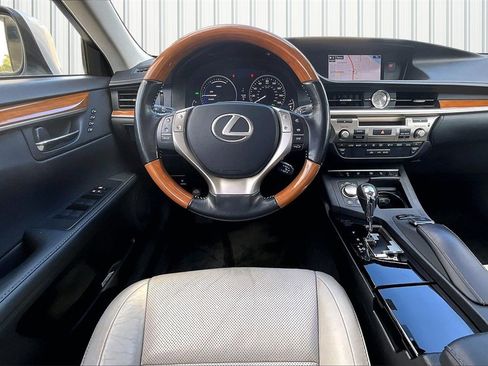 Used 2015 Lexus ES 300h image 2
