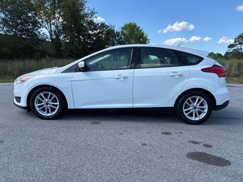 Used 2017 Ford Focus SE FWD image 2