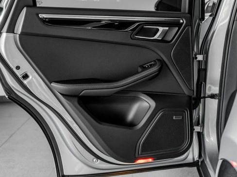 Certified 2026 Porsche Macan AWD/4WD image 27