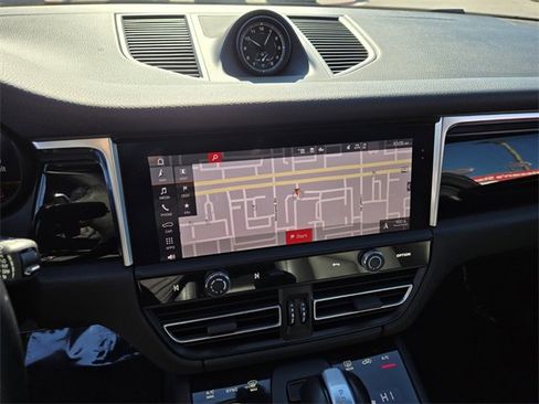 Used 2023 Porsche Macan image 25