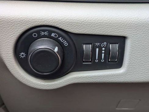 Certified 2022 Chrysler Voyager LX image 29