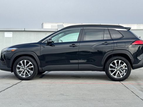 Certified 2025 Toyota Corolla Cross XLE image 6