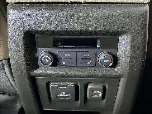 Used 2023 Chevrolet Traverse Premier FWD image 28