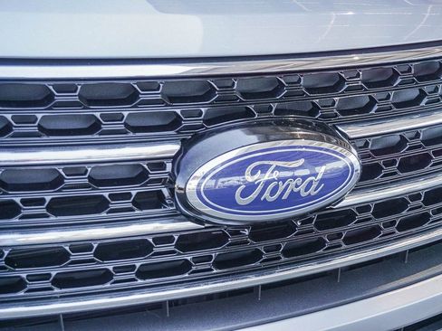 Used 2021 Ford Explorer XLT image 12