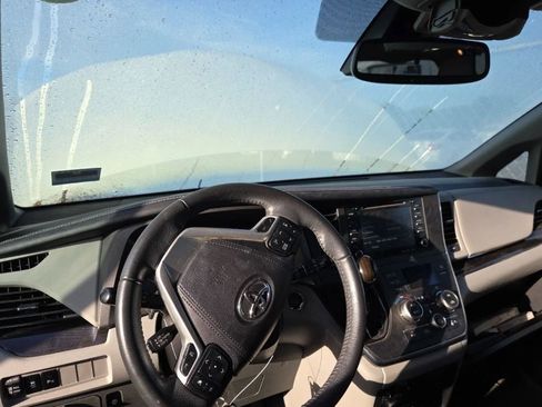 Used 2018 Toyota Sienna XLE Premium FWD image 6