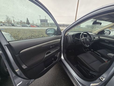 Used 2016 Mitsubishi Outlander ES image 16