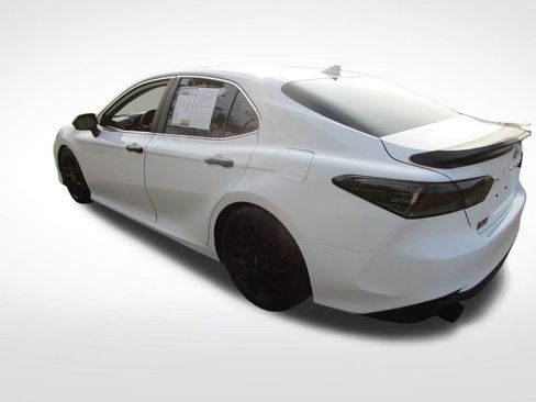 Used 2020 Toyota Camry LE image 3