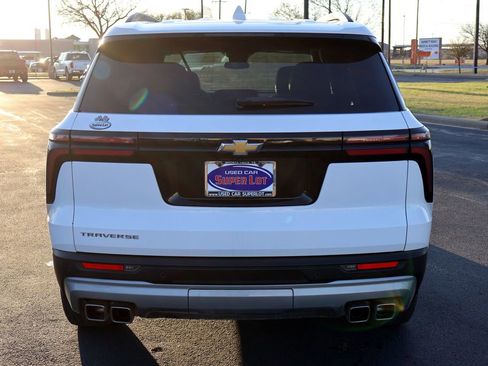 Used 2025 Chevrolet Traverse LT FWD image 16