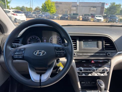 Used 2020 Hyundai Elantra SE w/ Cargo Package (C1) FWD image 2