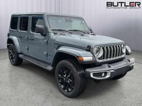 Used 2025 Jeep Wrangler Sahara image 6