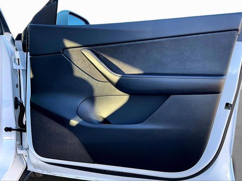 Used 2021 Tesla Model Y Long Range image 17