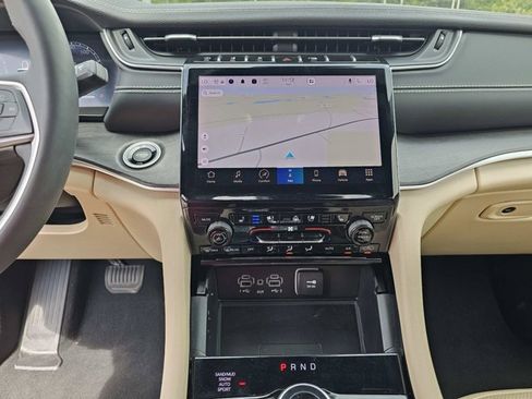 Used 2023 Jeep Grand Cherokee Limited w/ Luxury Tech Group II AWD/4WD image 24