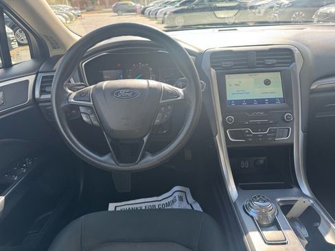 Used 2020 Ford Fusion SE image 12
