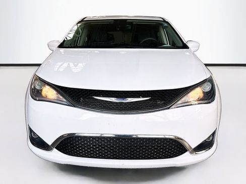 Used 2019 Chrysler Pacifica Touring Plus w/ Tire & Wheel Group image 4