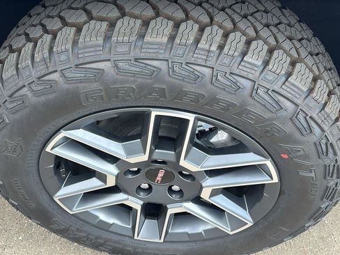 New 2026 GMC Terrain AT4 w/ LPO, Black Badging Package AWD/4WD image 10