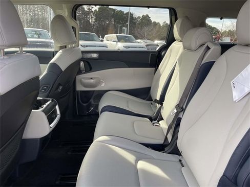 New 2026 Kia Carnival EX image 25