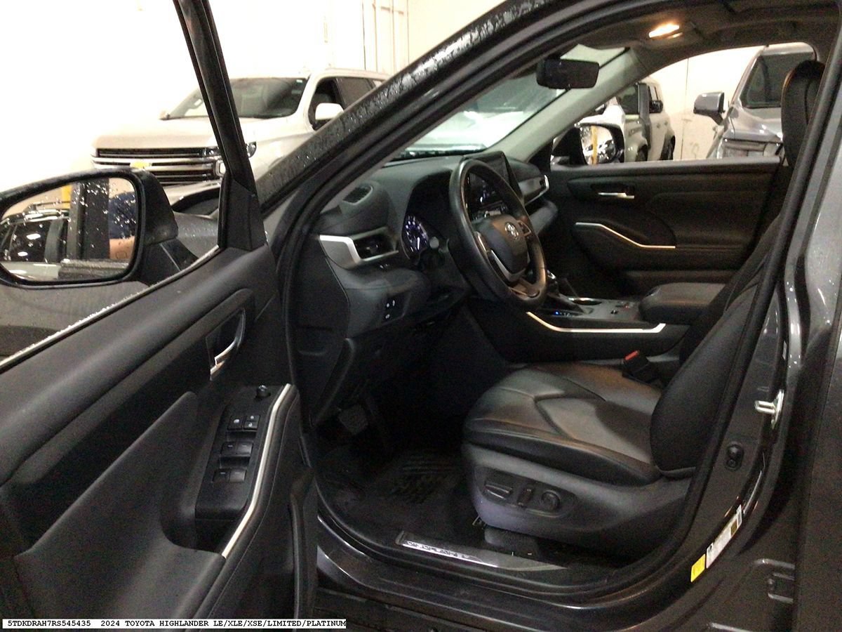 Used 2024 Toyota Highlander XLE FWD image 8