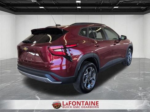 Used 2025 Chevrolet Trax LT w/ LT Convenience Package FWD image 5