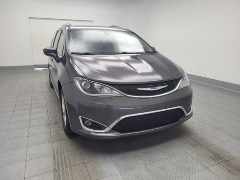 Used 2018 Chrysler Pacifica Touring-L FWD image 14