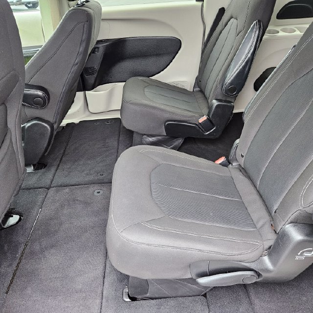 Used 2022 Chrysler Voyager LX FWD image 18