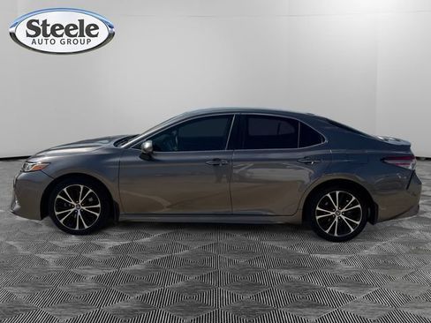Used 2019 Toyota Camry SE FWD image 2