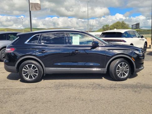 Used 2023 Lincoln Nautilus FWD w/ Premium Package image 3