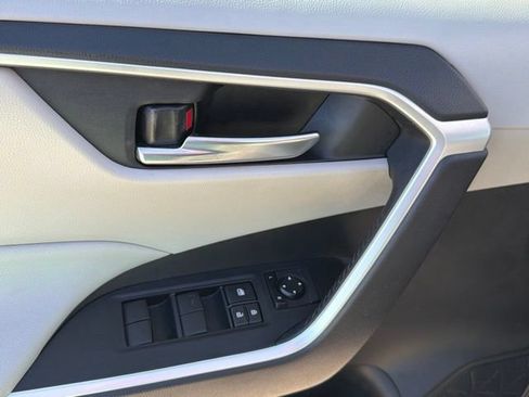 Used 2020 Toyota RAV4 XLE w/ Convenience Package FWD image 22