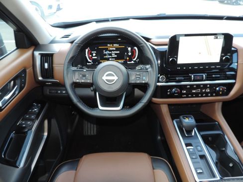 Used 2024 Nissan Pathfinder Platinum FWD image 20