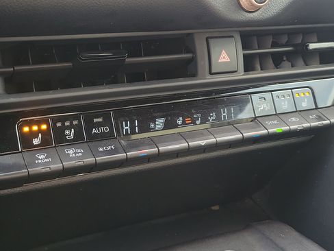 Used 2023 Toyota Crown Limited image 28