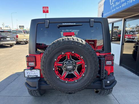 Used 2017 Jeep Wrangler Unlimited Sahara image 6